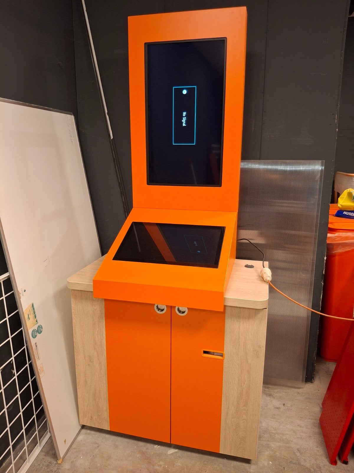 Interactieve Kiosk met Dubbel Scherm, Ophalen