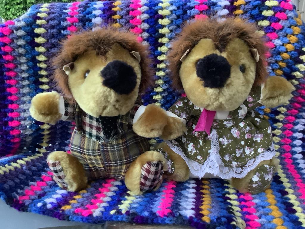 Twee schattige vintage egeltjes knuffels steun KIKA, Overige typen, Ophalen of Verzenden, Zo goed als nieuw, Met kleding of accessoire