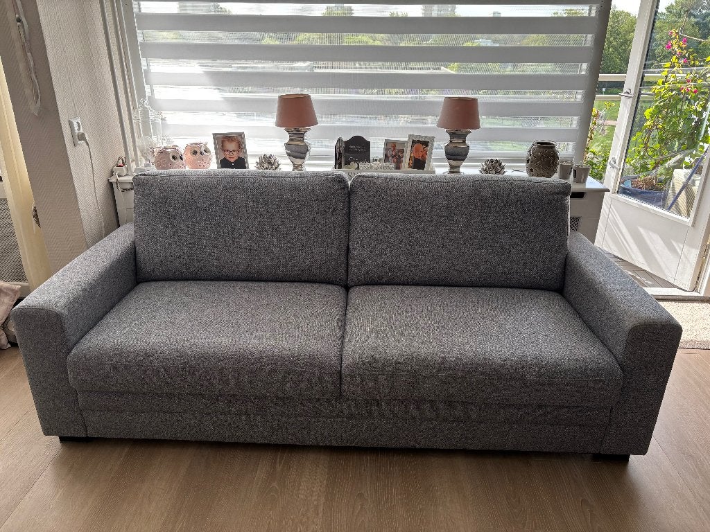 Comfortabele grijze tweepersoonsbank, Huis en Inrichting, Ophalen, Tweepersoons, 75 tot 100 cm, Zo goed als nieuw