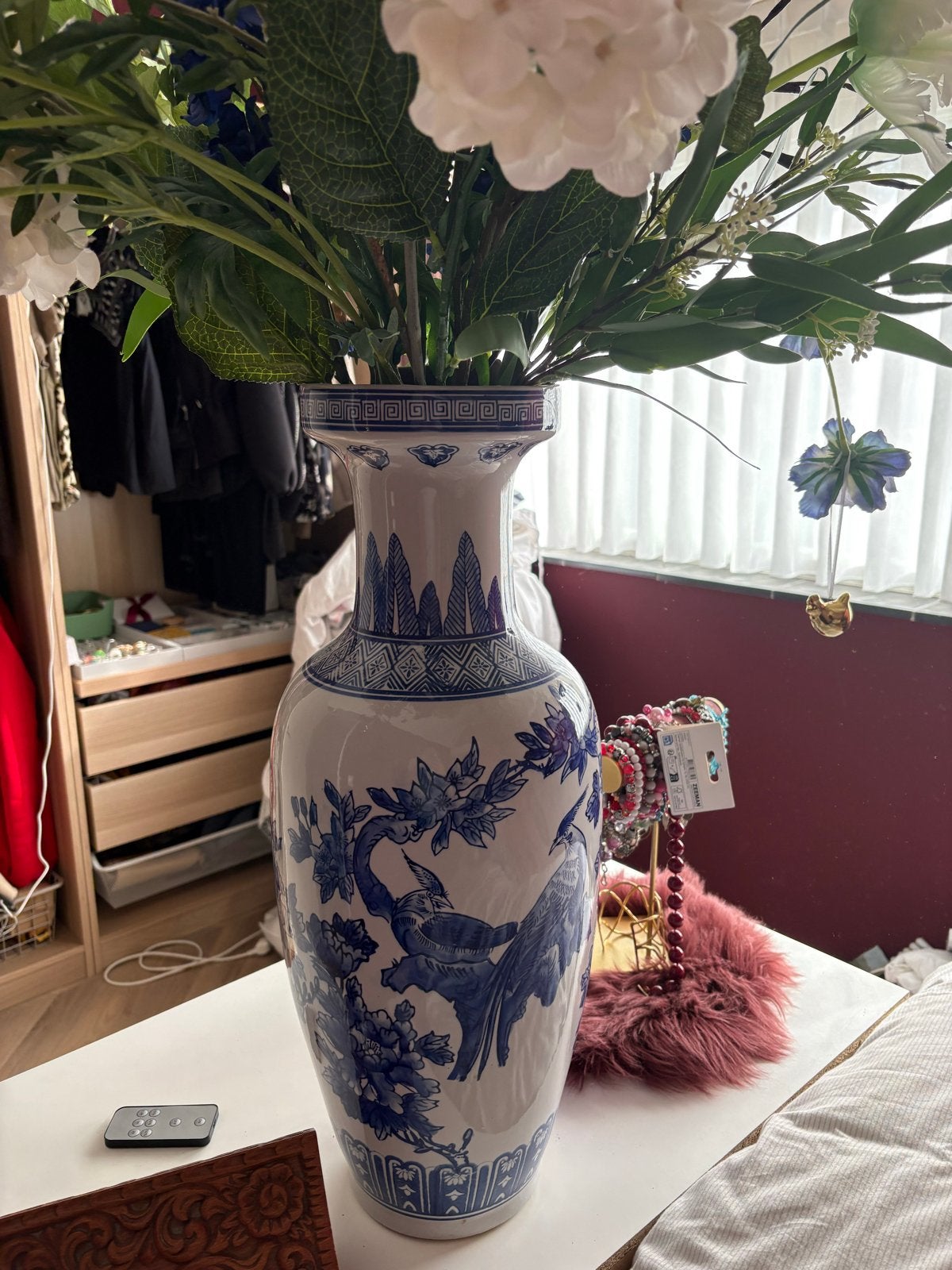 Grote Chinese vaas met blauw-wit decor en kunstbloemen, Ophalen