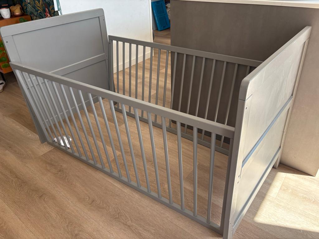 Petit Amelie meegroeiend babybedje/peuterbed - Grijs, Huis en Inrichting, Ophalen, 190 cm of minder, Grijs, Hout