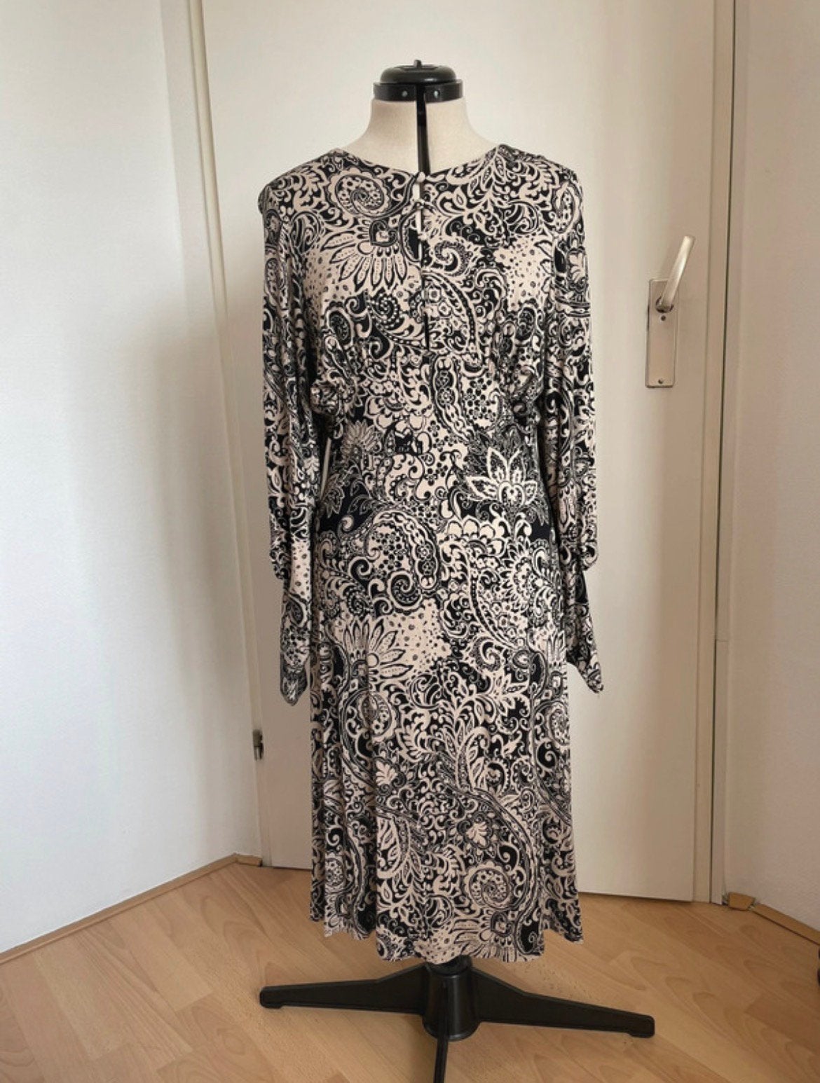Summum jurk (M), Kleding | Dames, Ophalen of Verzenden, Zo goed als nieuw, Zwart, Onder de knie