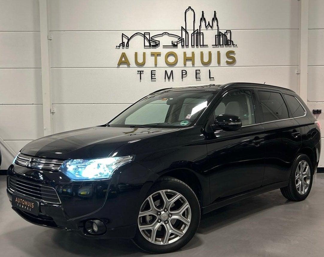 Mitsubishi Outlander 2.0 PHEV Instyle Nap Airco Pano Cruise, Beige, 4 cilinders, Bi-Xenon koplampen, Zwart