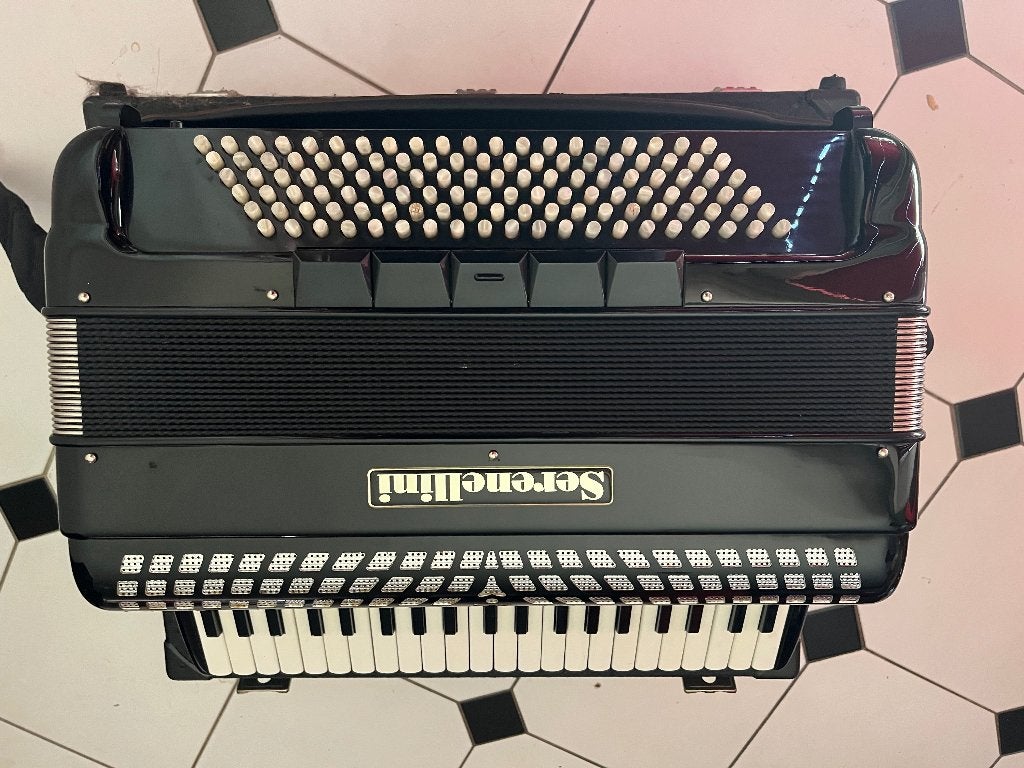 Serenellini 120 bas Accordeon, Muziek en Instrumenten, Accordeons, Toetsaccordeon, Zo goed als nieuw, Met koffer, 120-bas