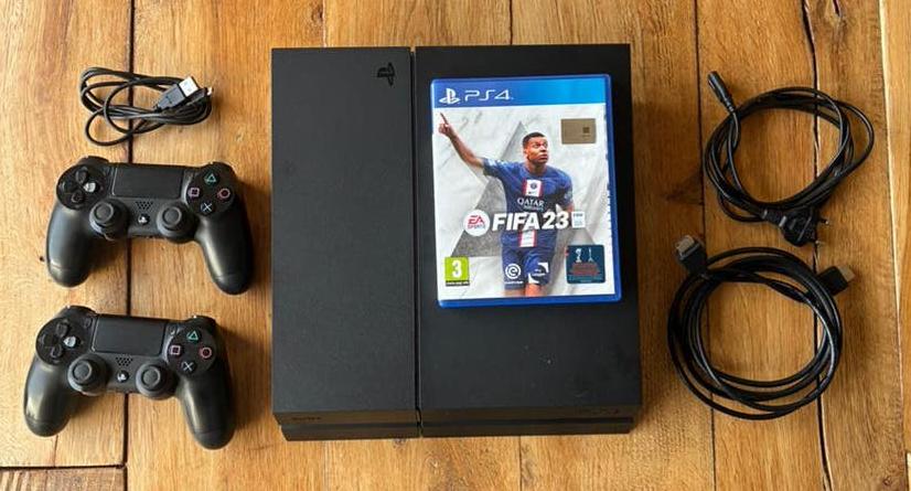 PlayStation 4 (PS4) + 2 controllers + FIFA 23 | Speelklaar, Ophalen, Met games, Met 2 controllers, Zo goed als nieuw