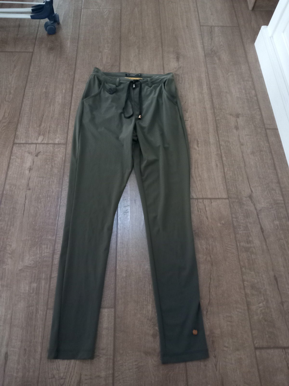 olijfgroen travel broek  van y- conic. paar keer gedragen xs, Kleding | Dames, Ophalen of Verzenden, Zo goed als nieuw, Maat 34 (XS) of kleiner