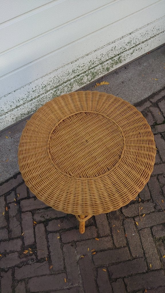 Vintage ronde rotan en rieten bijzettafel met lectuurrek., Minder dan 55 cm, Rond, Zo goed als nieuw, Vintage retro