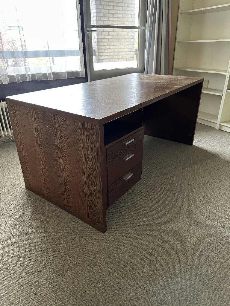 Vintage Pastoe bureau / schrijftafel – donker hout met laden, Huis en Inrichting, Ophalen, Met lades, Gebruikt, Hout