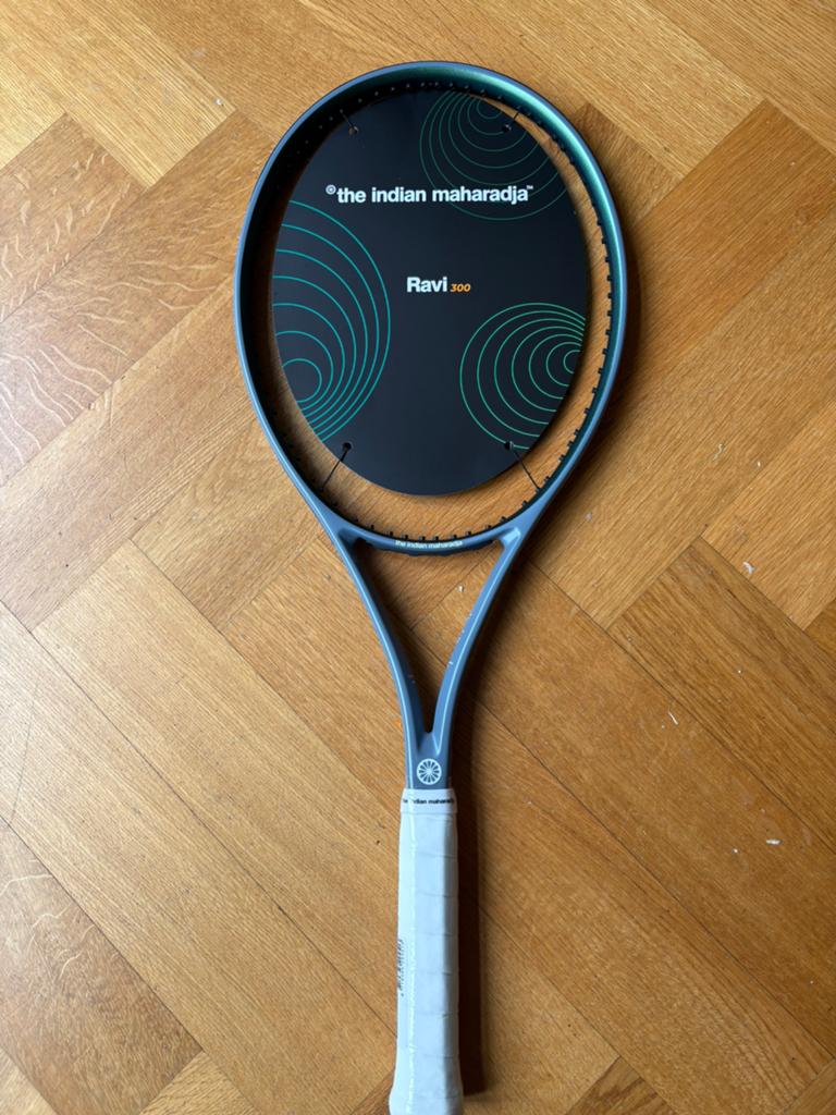 Gloednieuw tennisracket ‘the indian maharadja’ Ravi300, Sport en Fitness, Tennis, Nieuw, Racket, Overige merken, L3, Ophalen