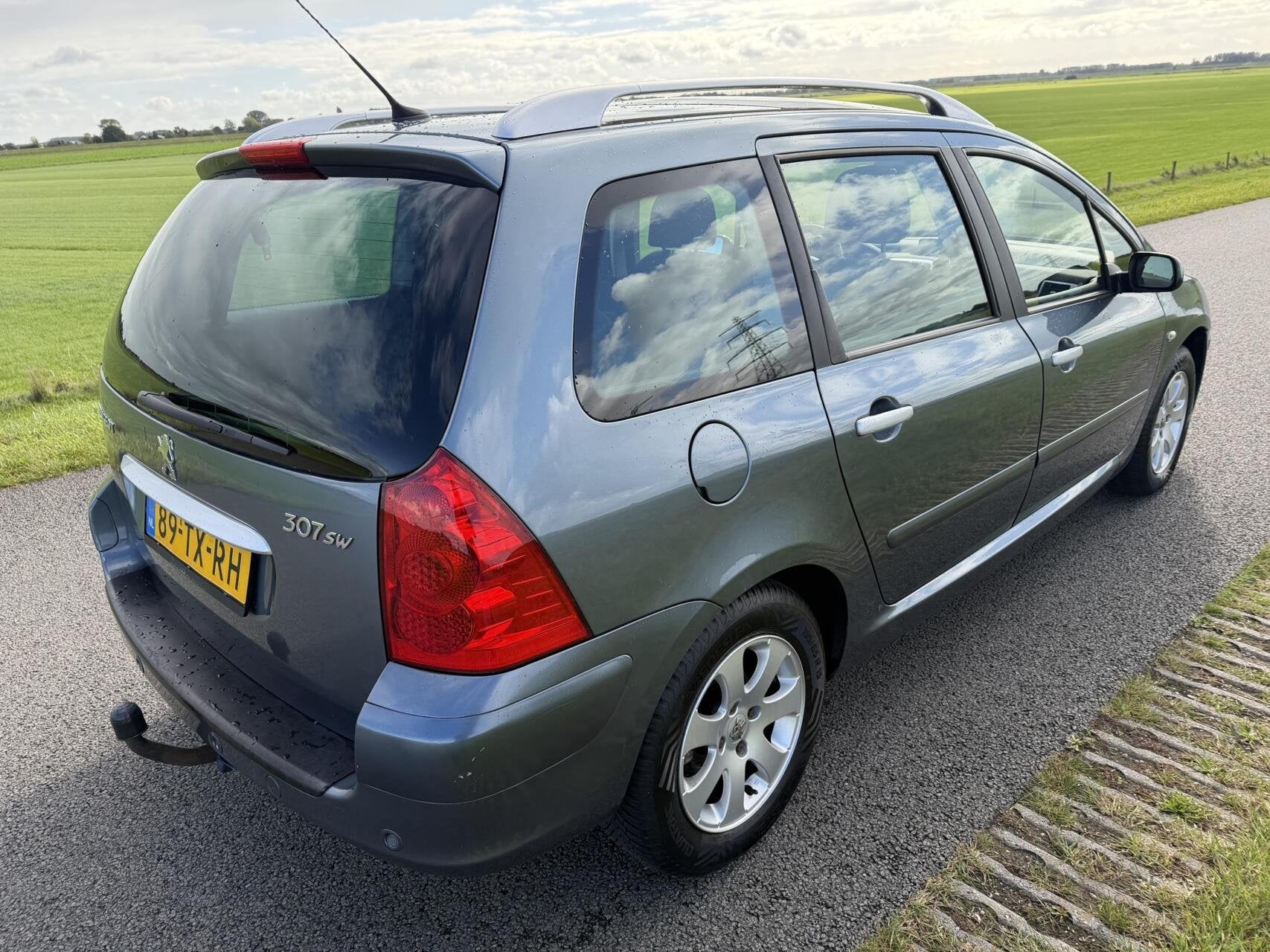 Peugeot 307 SW 1.6-16V Premium 6 0f 7 pers trekhaak panodak, Gebruikt, 4 cilinders, 7 stoelen, Origineel Nederlands