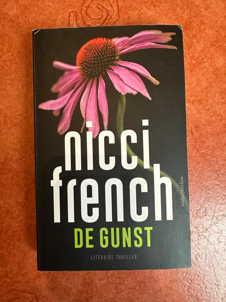 Nicci French - De Gunst (Literaire thriller), Ophalen of Verzenden, Zo goed als nieuw, Europa overig