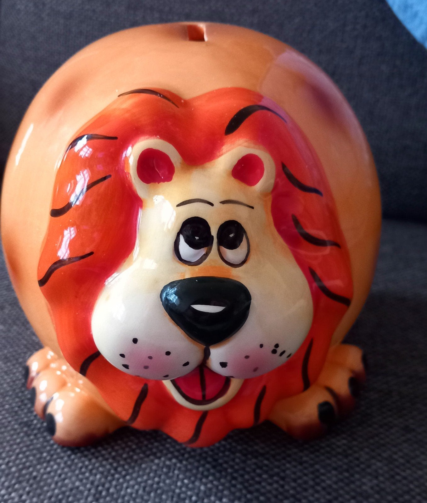 Z.G.A.N. Spaarpot Oranje Leeuw Sparen Geld Voetbal Mascotte, Ophalen of Verzenden, Zo goed als nieuw, Steen, Aardewerk of Keramiek