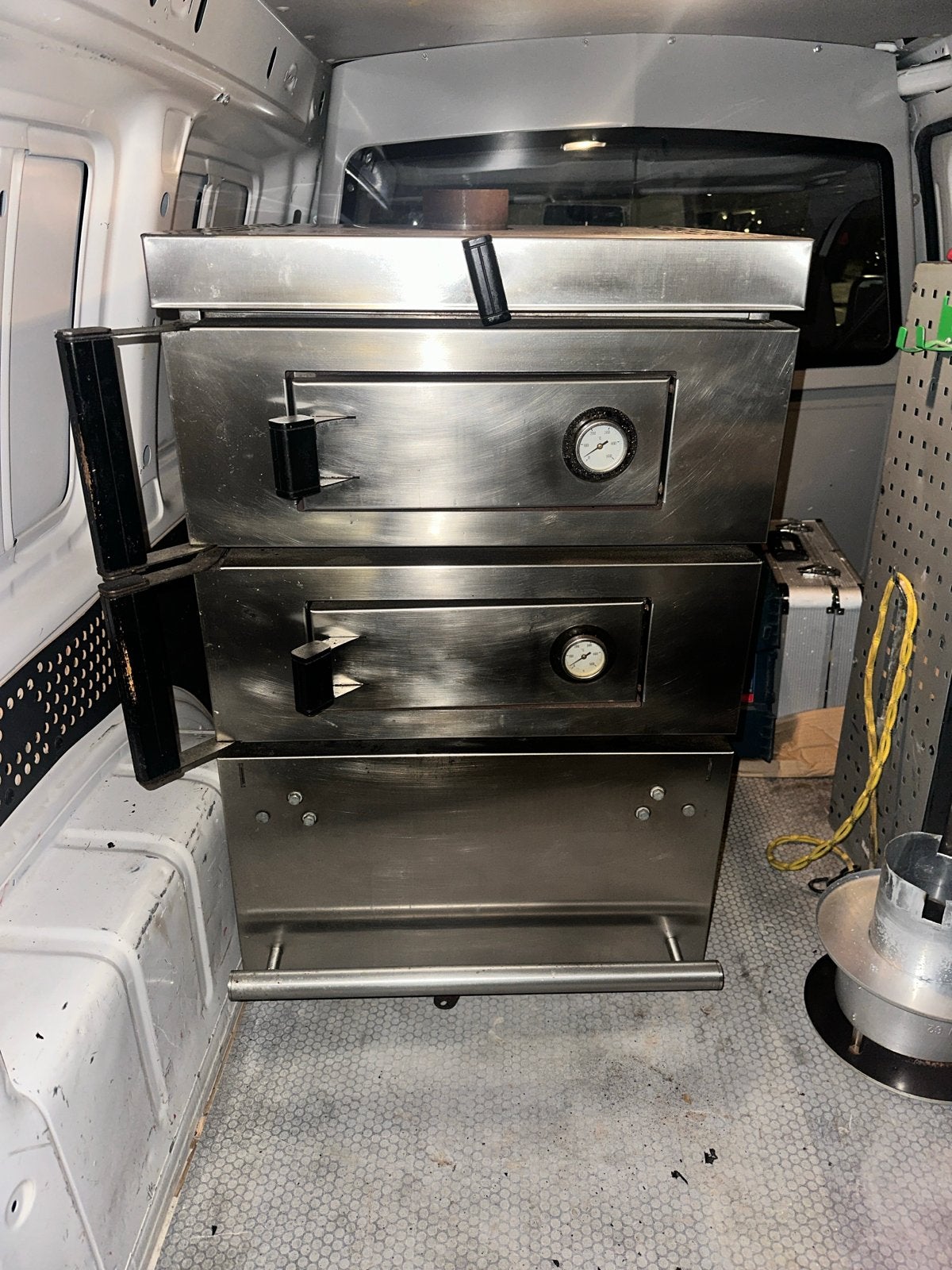 Houtskool horeca oven met twee deuren, Ophalen, Gebruikt