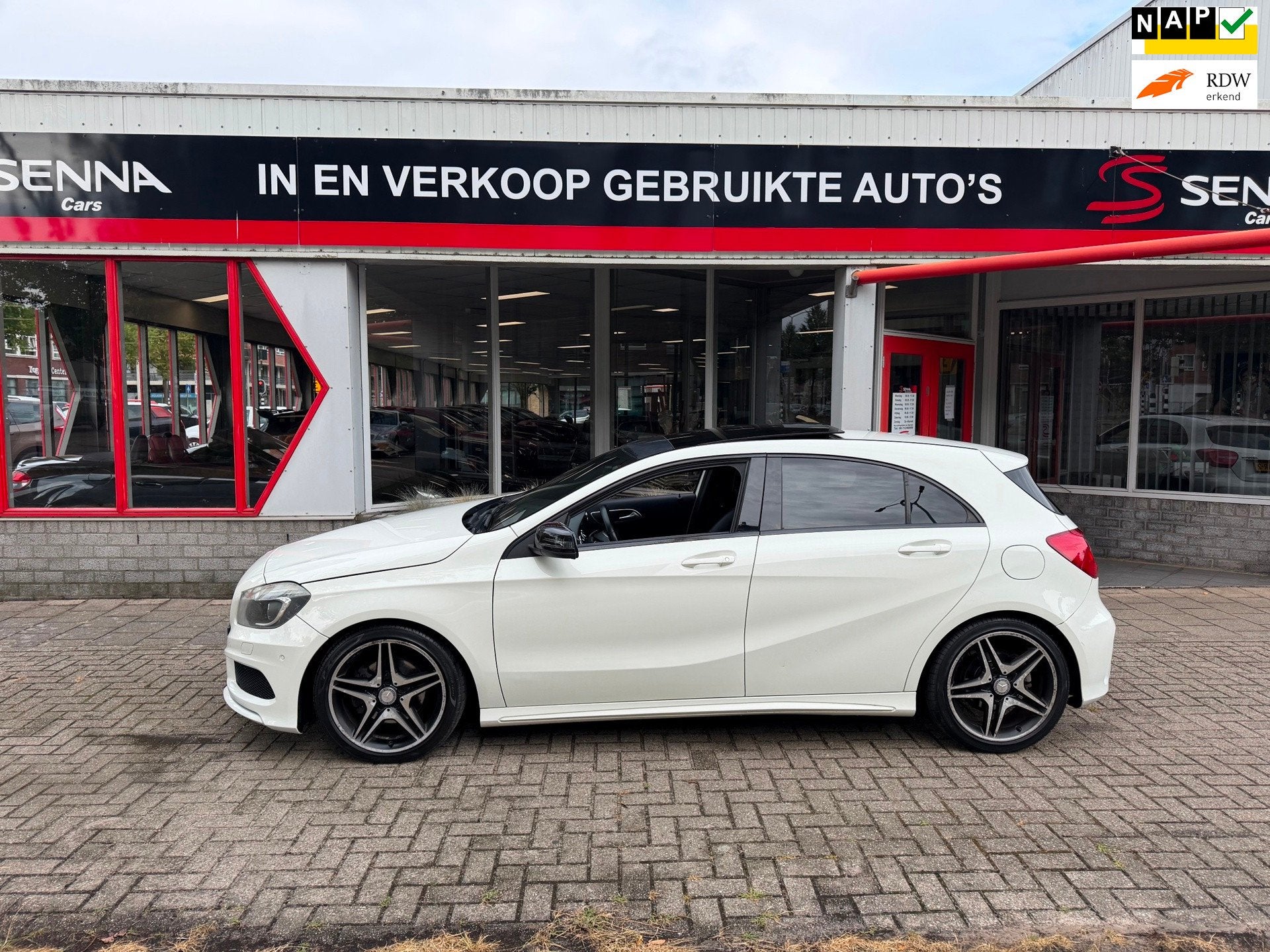 Mercedes-Benz A-klasse 180 Automaat - AMG Pakket - PANORAMA, Auto's, Gebruikt, 4 cilinders, Bi-Xenon koplampen, Grijs