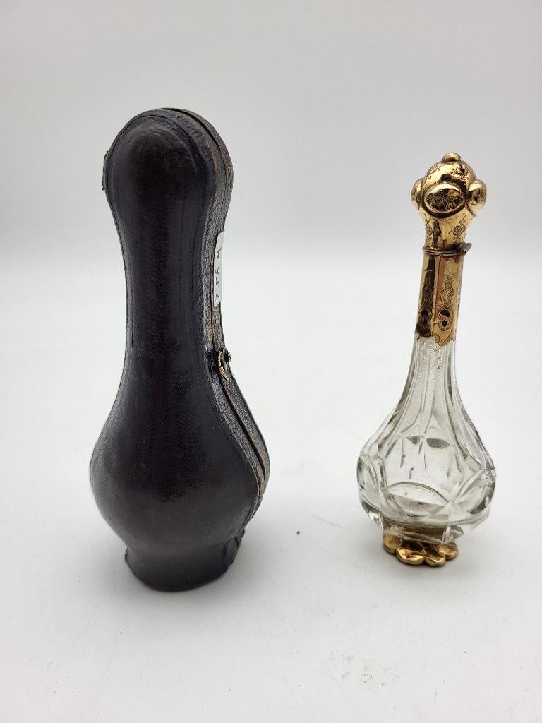 Parfumflesje goud + foedraal., Antiek en Kunst, Ophalen of Verzenden, Goud