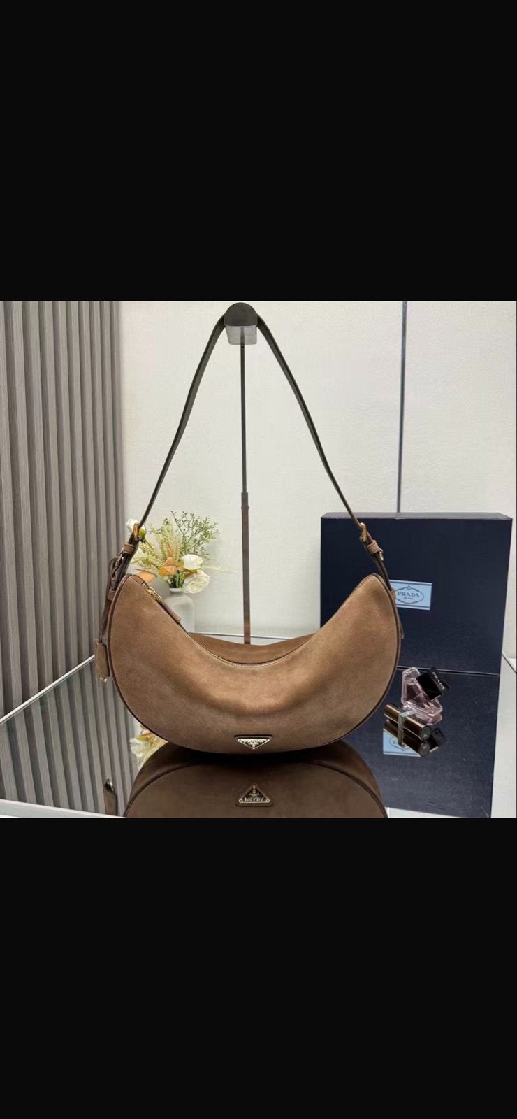 Prada Suède Halvemaan Tas 1 op 1 - Nieuw, Ophalen of Verzenden, Zo goed als nieuw, Bruin, Schoudertasje