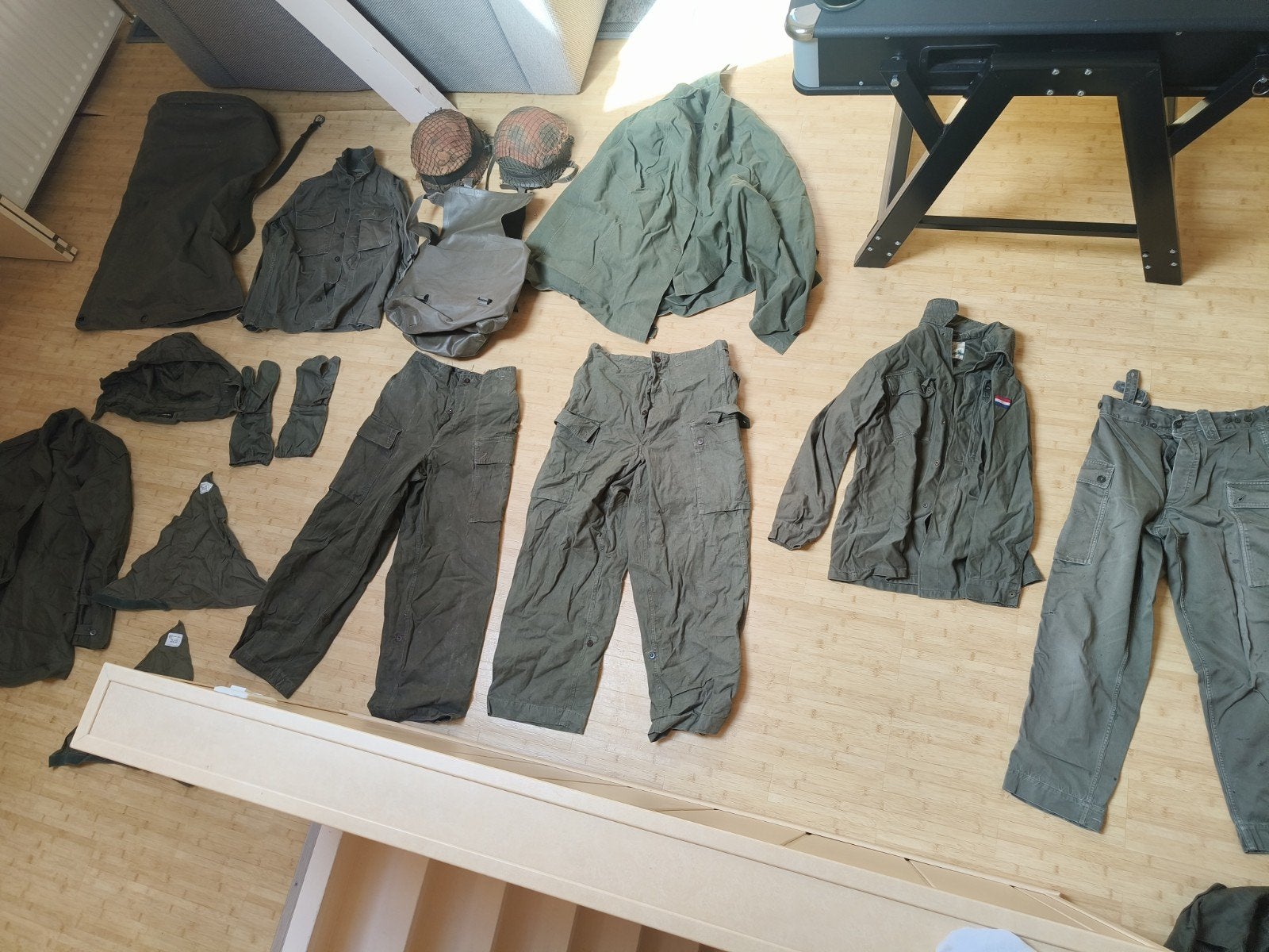 Militair kledingpakket: helmen, jassen, broeken en meer, Ophalen of Verzenden, Landmacht, Nederland, Helm of Baret
