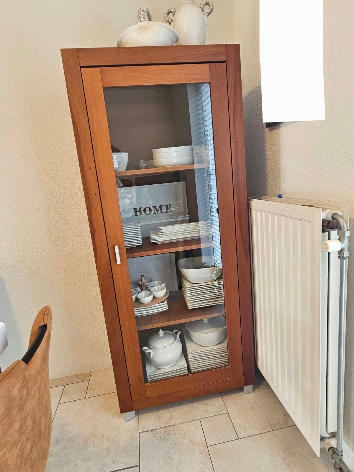 Mooie vitrinekast met glazen deur en planken, Ophalen, Gebruikt, 50 tot 100 cm, 150 tot 200 cm