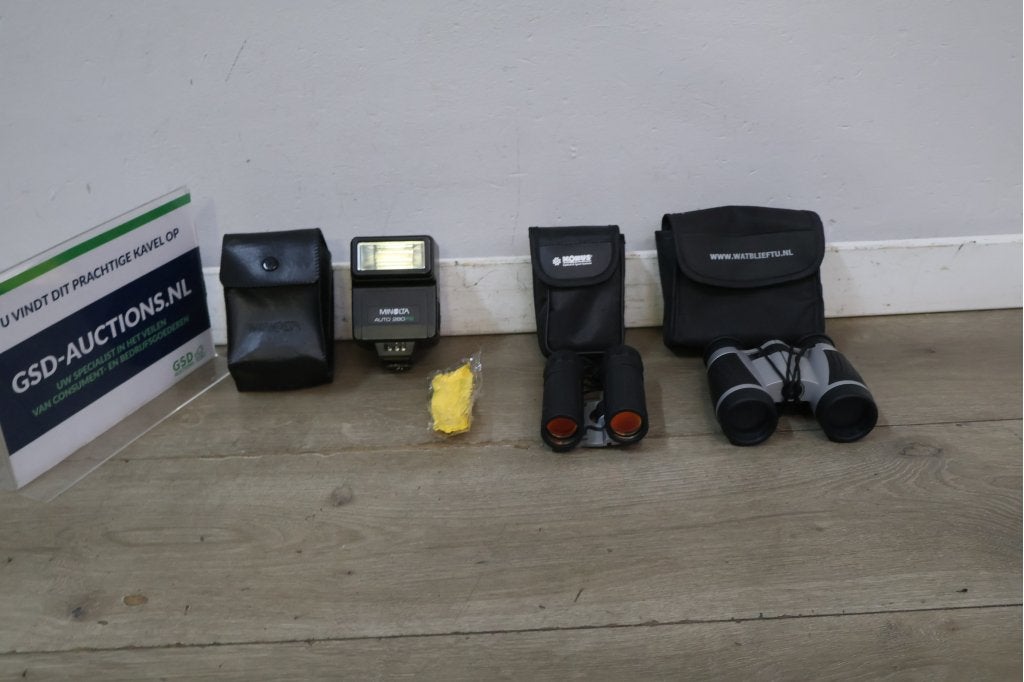 Minolta flitser en twee verrekijkers met hoezen, Audio, Tv en Foto, Optische apparatuur | Verrekijkers, Ophalen of Verzenden, Niet ingevuld