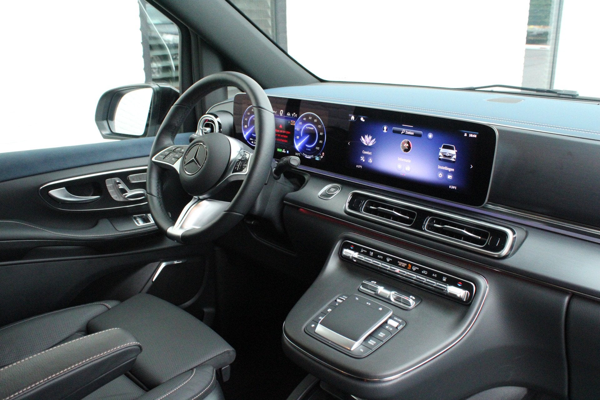 Mercedes-Benz EQV 300 L2 / AMG / Luchtvering / 7-Persoons /, Auto's, Dealer onderhouden, Gebruikt, Met garantie (alle), 2535 kg