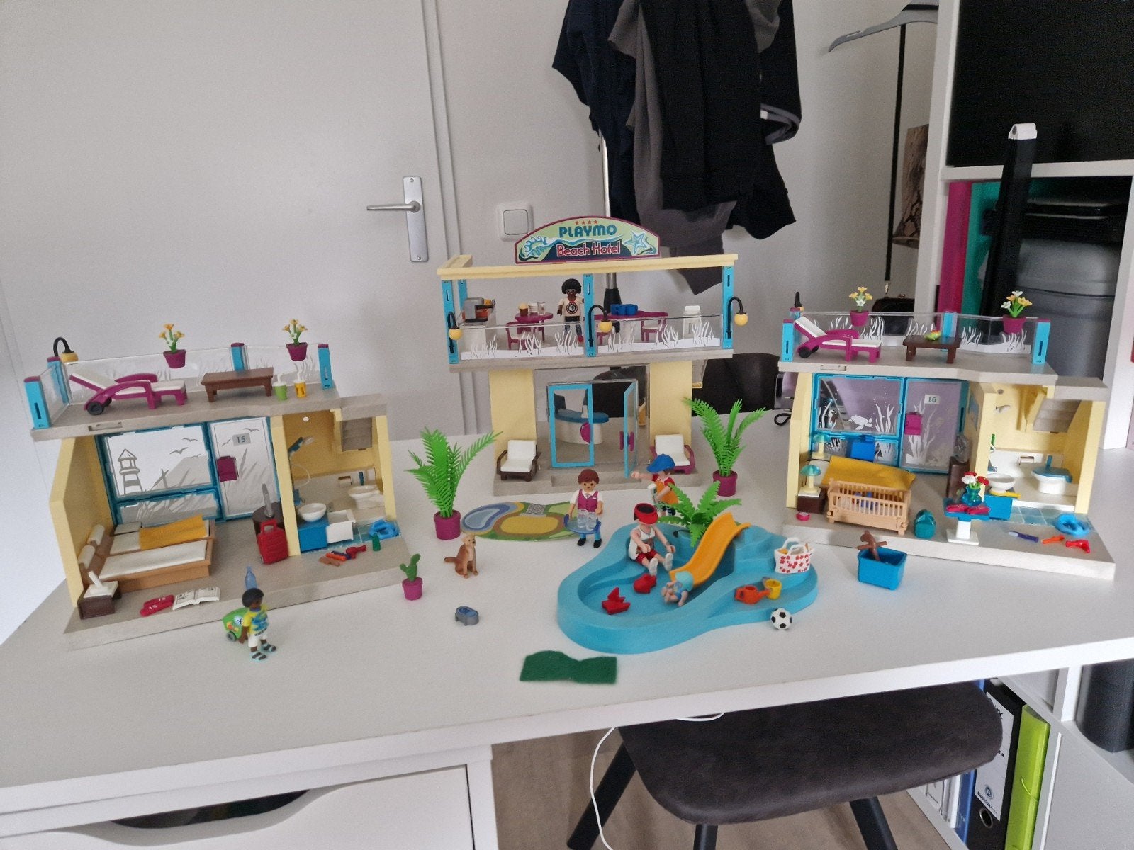 Playmobil Family Fun Strandhotel 70434 en waterfiets 9424, Ophalen of Verzenden, Zo goed als nieuw, Complete set