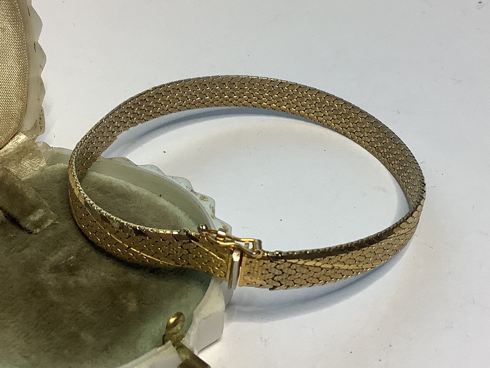 PRACHTIGE BEWERKTE ARMBAND MET VEILIGHEID SLUITING, Verzenden, Armband