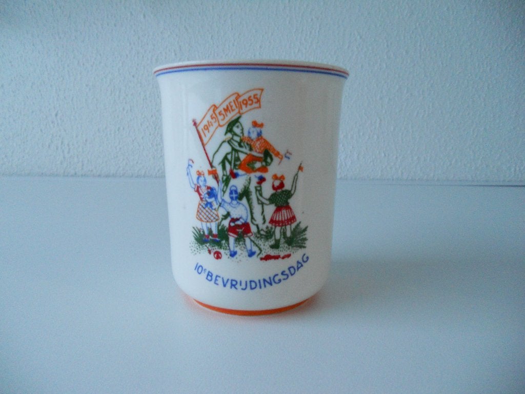Beker Regout 103 Bevrijdingsdag, Antiek en Kunst, Antiek | Servies los, Ophalen of Verzenden