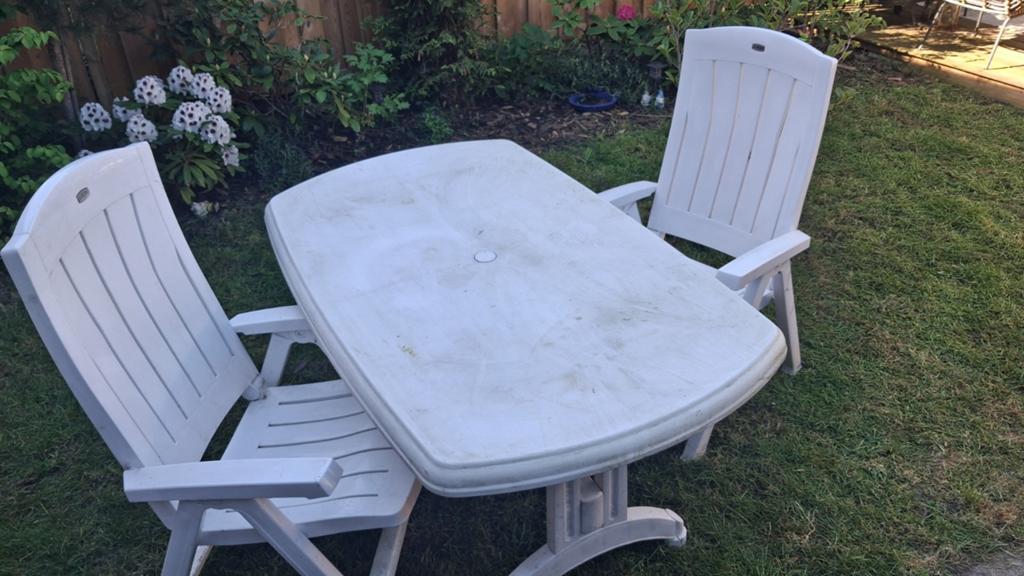 Tuin tafel met stoelen  gratis af te halen  voor, Ophalen, Gebruikt, Plastic, Inklapbaar