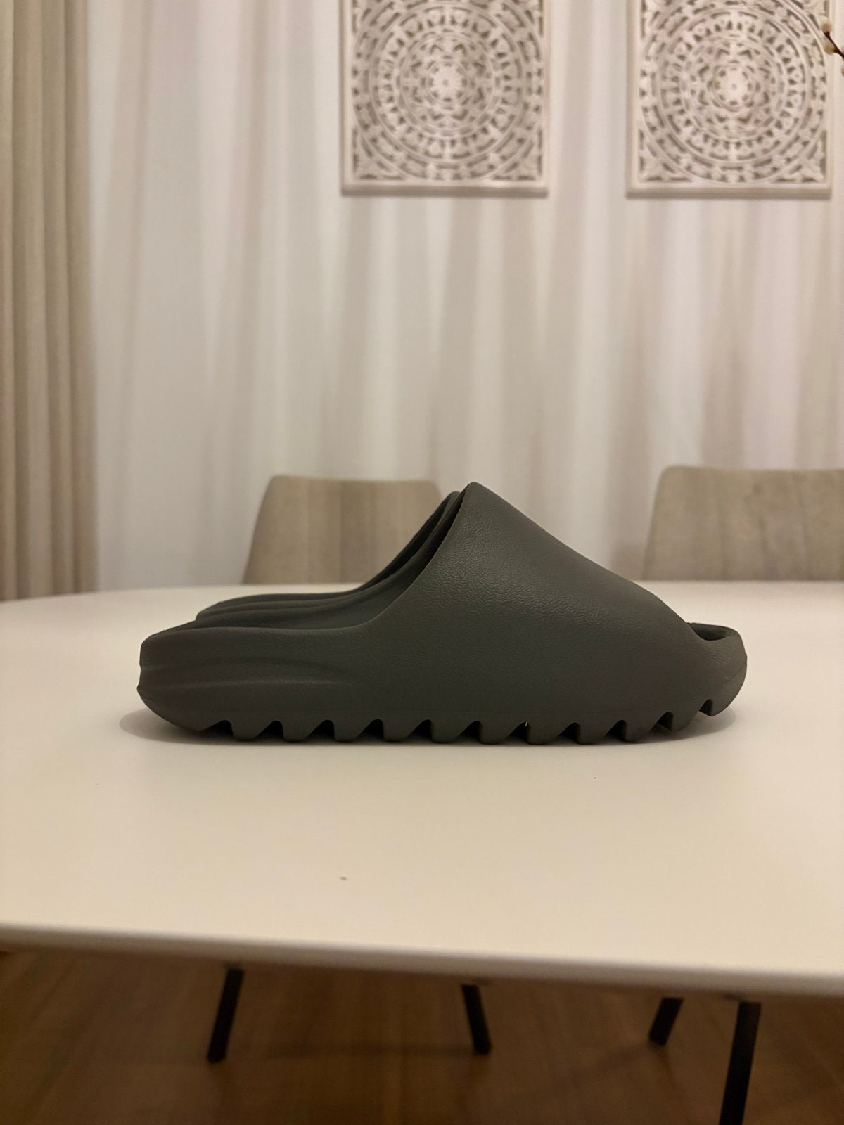 Adidas Yeezy Slide 'Slate Grey' - Maat 39.5, Kleding | Heren, Schoenen, Ophalen of Verzenden, Zo goed als nieuw, Overige kleuren