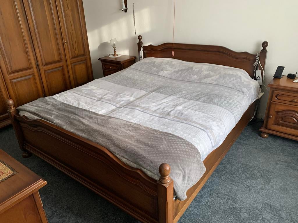 Complete slaapkamer set: bed, kledingkast en nachtkastjes, Ophalen, Gebruikt, Bruin, Tweepersoons