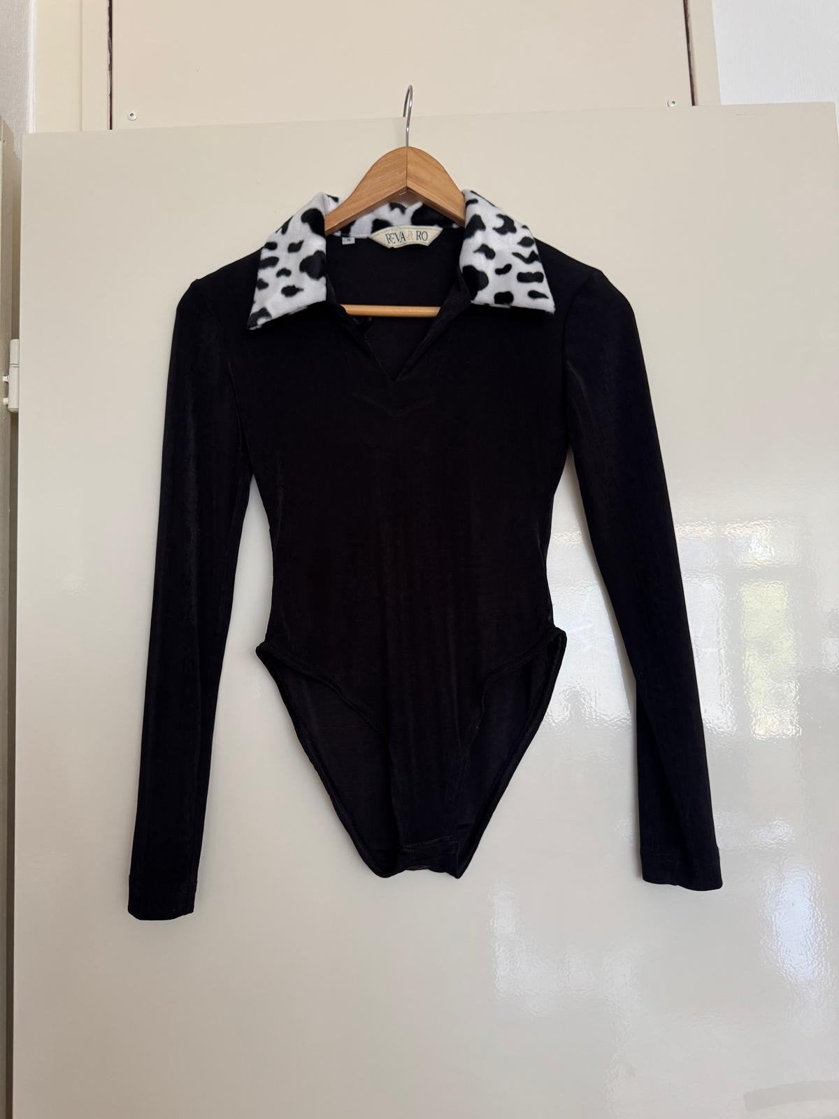 Zwarte bodysuit blouse met dalmatiër kraag - Maat S, Kleding | Dames, Ophalen of Verzenden