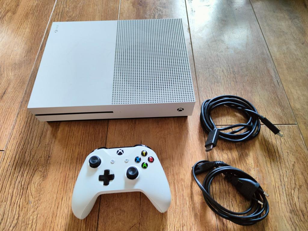 Xbox One S Wit 1TB met Officiële Xbox Controller + Kabels, Spelcomputers en Games, Spelcomputers | Xbox One, Xbox One S, Ophalen of Verzenden