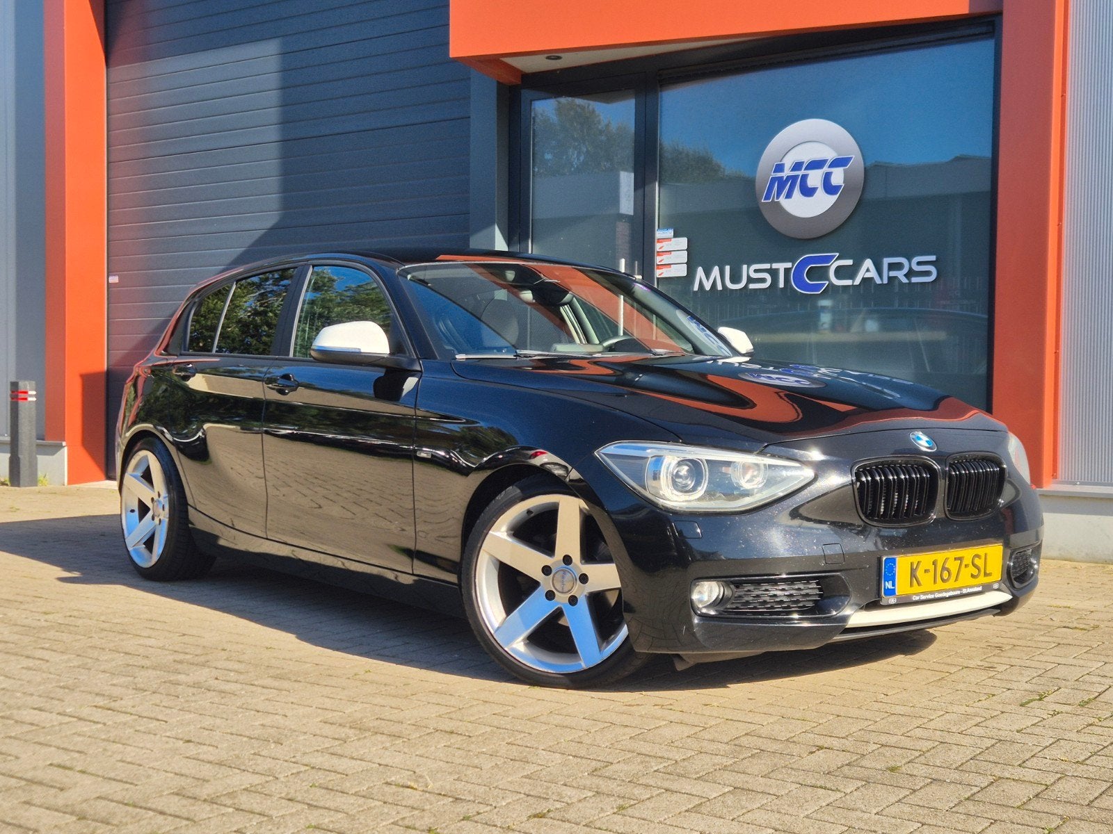 BMW 1-Serie 116I URBAN/CRUISE/XENON/HALFLEER/STOELVW/LANE/CO, 1-Serie, Euro 5, Achterwielaandrijving, Zwart