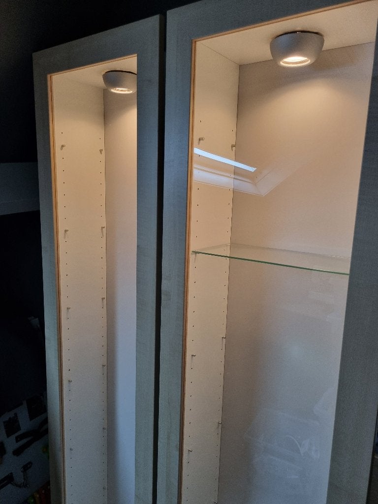 Twee Hangende Wandvitrinekasten met licht, Huis en Inrichting, Kasten | Vitrinekasten, Ophalen, Minder dan 50 cm, Glas, Minder dan 25 cm