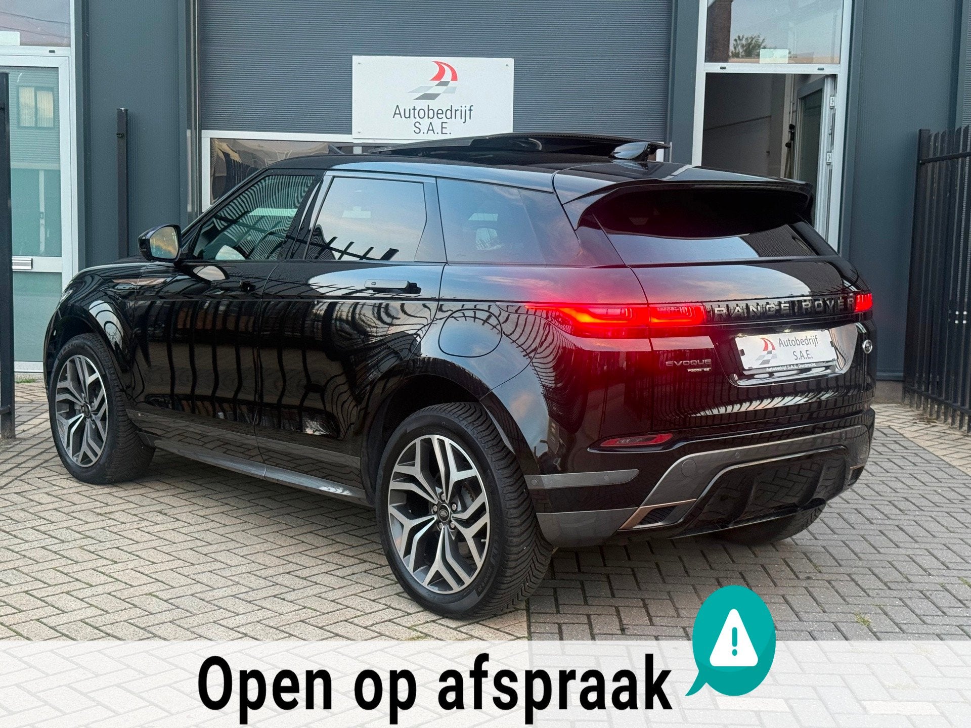 Land Rover Range Rover Evoque 1.5 P300e R-Dynamic SE PANO 36, Auto's, Automaat, 309 pk, Euro 6, Zwart