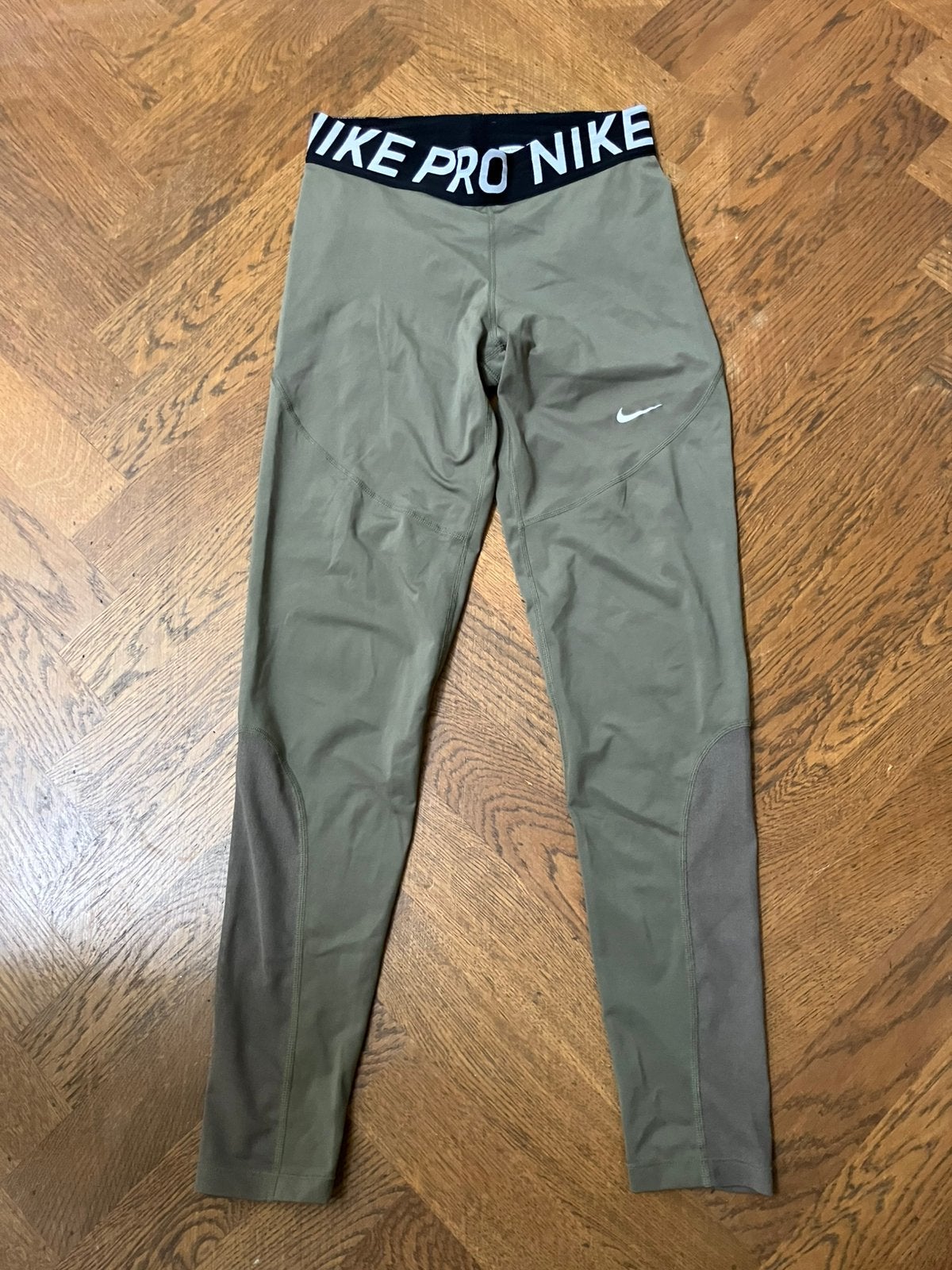 Nike Pro traingsbroek, Kleding | Dames, Sportkleding, Ophalen of Verzenden, Zo goed als nieuw, Groen, Overige typen