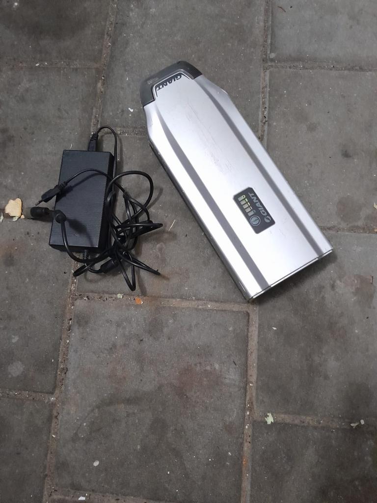 Giant E-bike accu met lader, Ophalen, Gebruikt