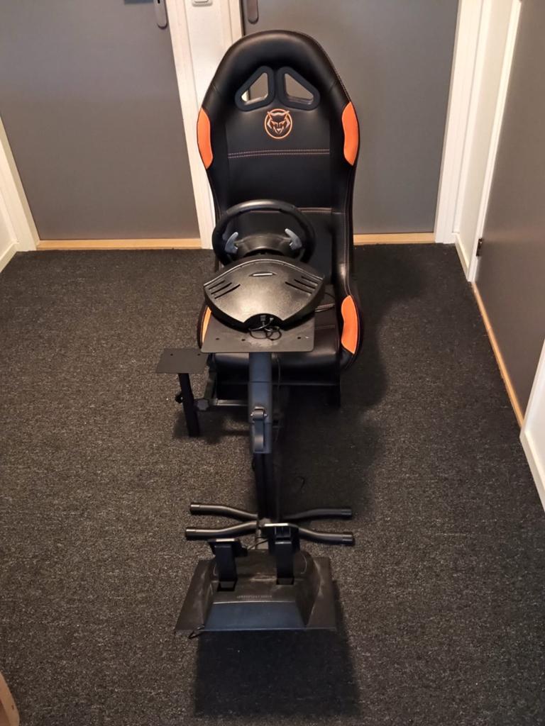 Raceseat met Thrustmaster Ferrari Stuur + Pedalen, Spelcomputers en Games, Spelcomputers | Overige, Zo goed als nieuw, Ophalen