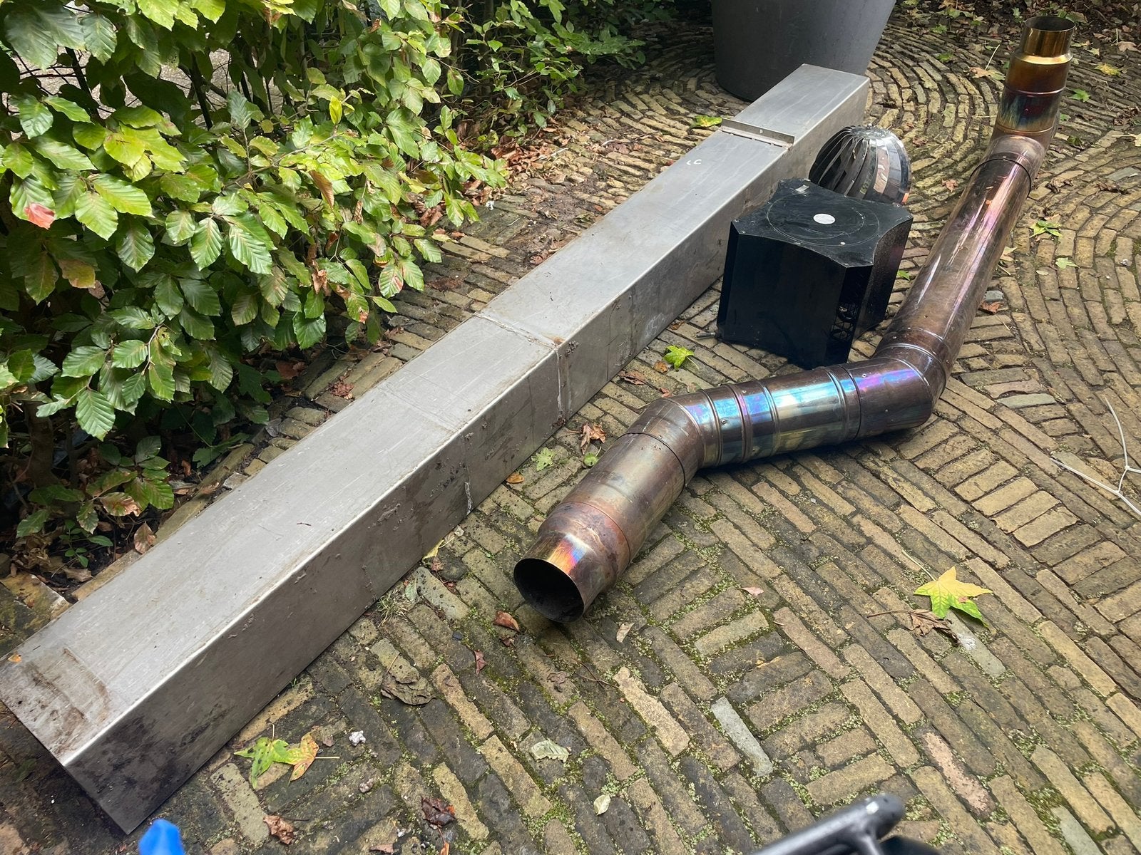 Kachelpijp rvs,dakdoorvoer rvs en twee schoorsteenkappen, Ophalen, Gebruikt, Houtkachel, Hangend