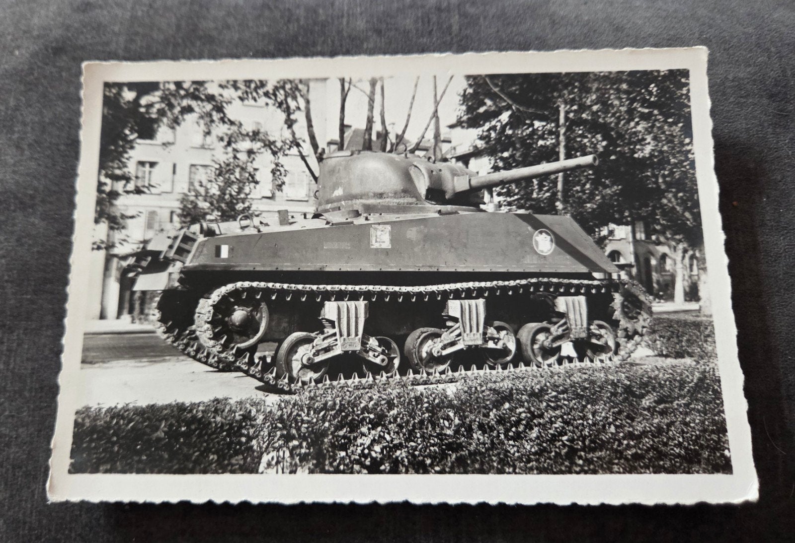 Oude foto: Sherman tank in Straatsburg, 1944, Verzamelen, Verzenden, 1940 tot 1960, Ongelopen, Politiek en Historie