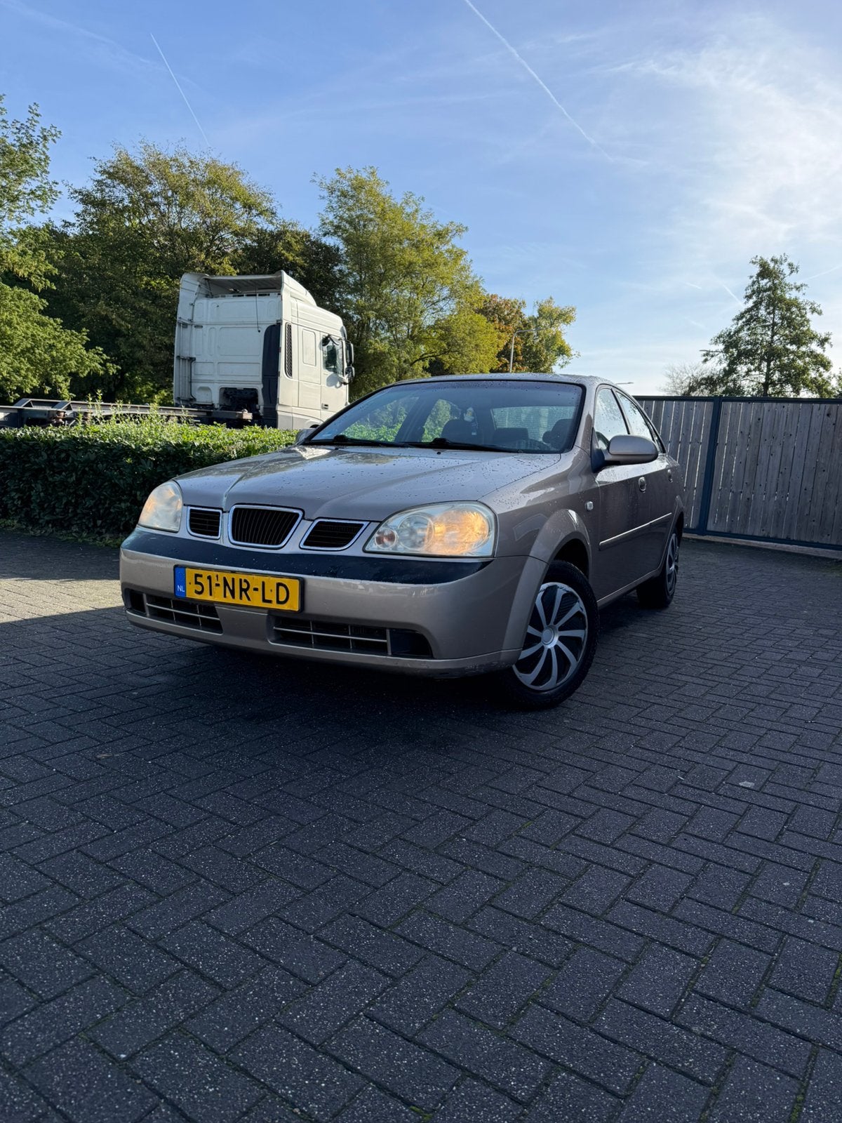 Daewoo Nubira 1.6 SDN 2004 Beige, Auto's, Voorwielaandrijving, 4 cilinders, 610 kg, Beige