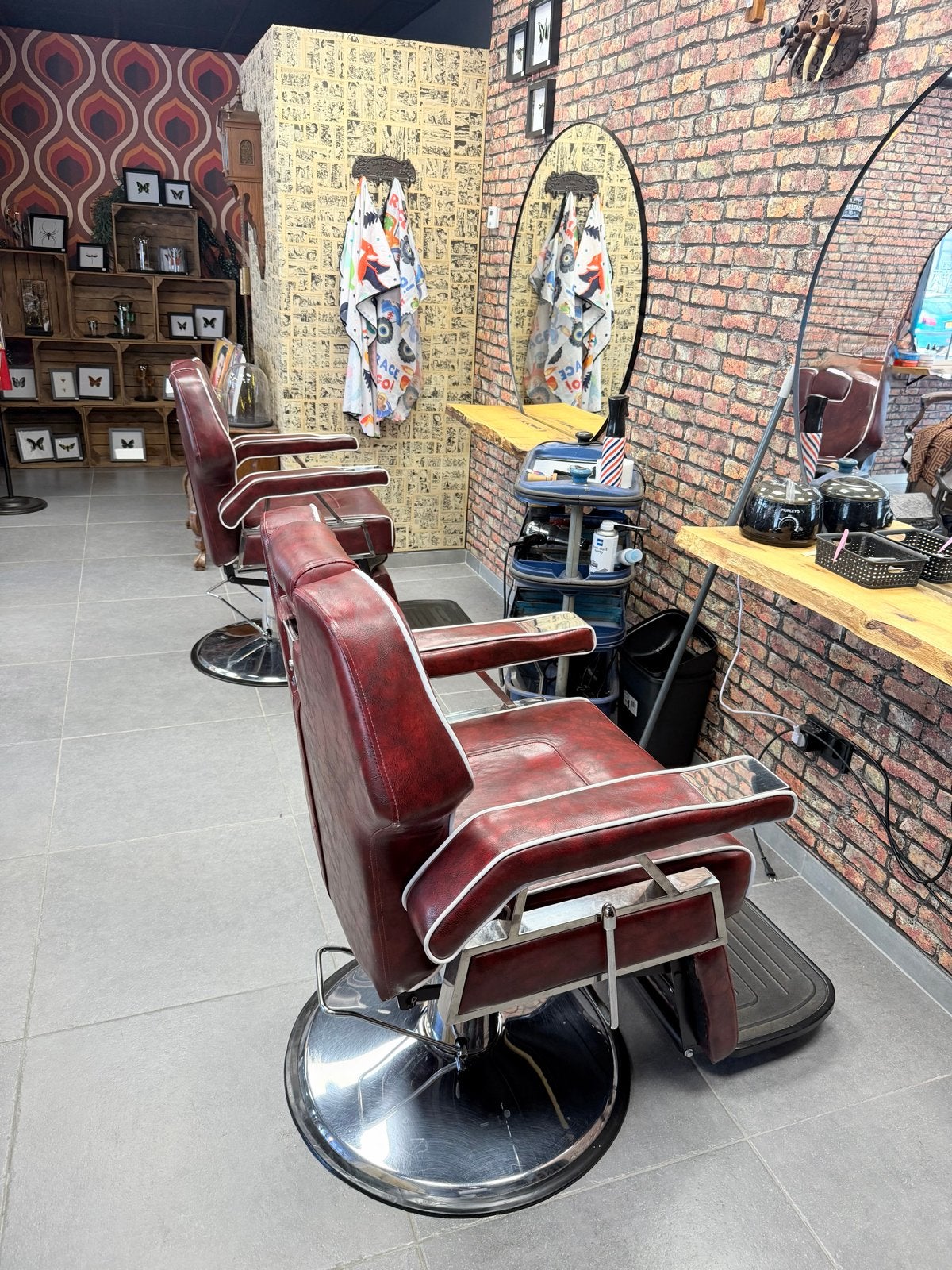 2 Professionele kappersstoel / barbierstoel, Ophalen, Gebruikt, Leer, Eén