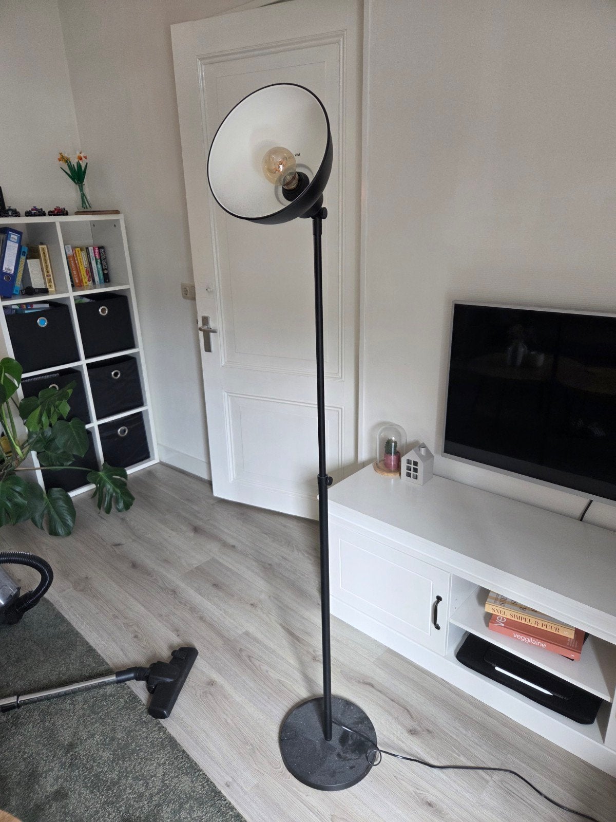 Zwarte vloerlamp met industriële look, Ophalen, Gebruikt, E27 (groot), Metaal
