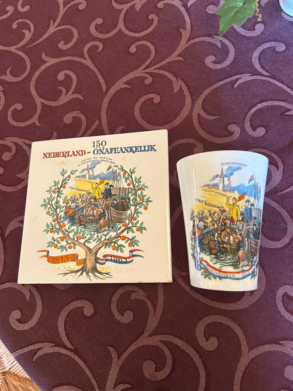 Mooie beker en tegel 150 jr ONAFHANKELIJK, Ophalen of Verzenden, Zo goed als nieuw, Servies