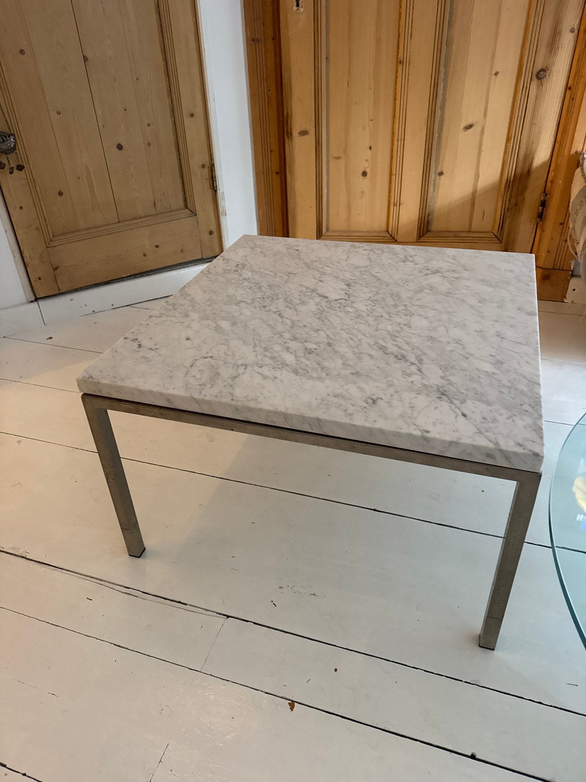 Marmeren salontafel met metalen onderstel, Vierkant, Zo goed als nieuw, Metaal, 5 – 50