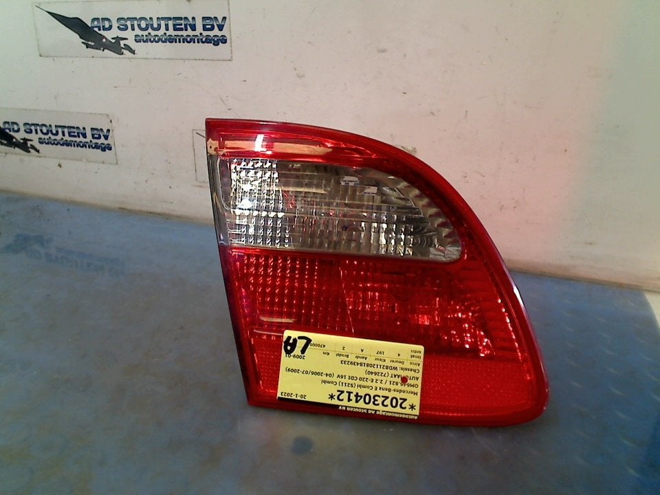 Achterlicht Links BINNEN E Combi (S211) 2009, Gebruikt, Mercedes-Benz AG, Mercedes-Benz, Mercedesstraße 120, Stuttgart 70372, , Duitsland
