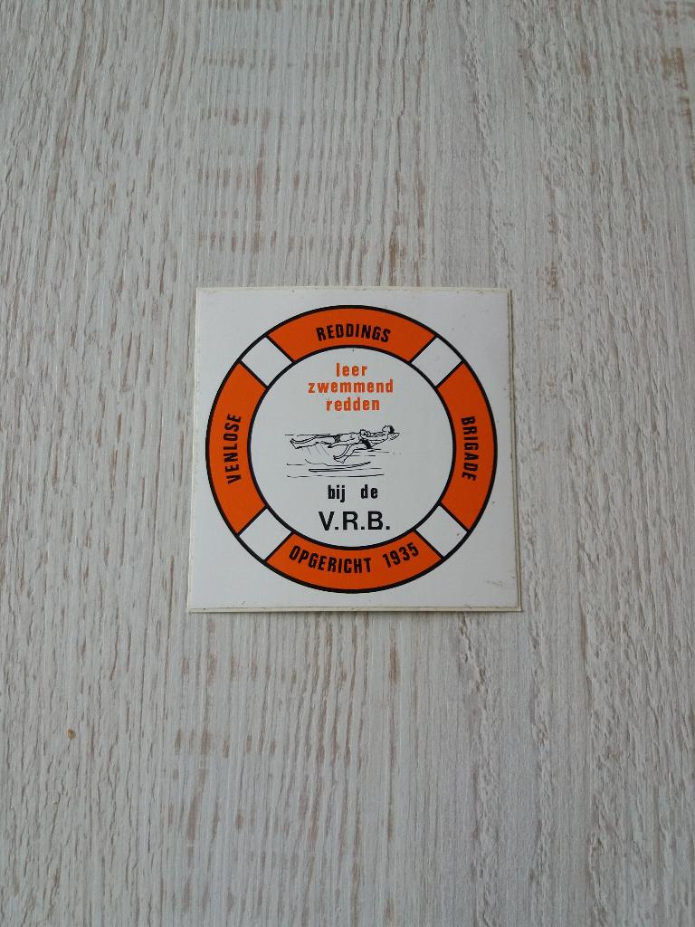 sticker V.R.B. Venlose Reddings Brigade opgericht 1935, Verzamelen, Ophalen of Verzenden, Zo goed als nieuw, Bedrijf of Vereniging