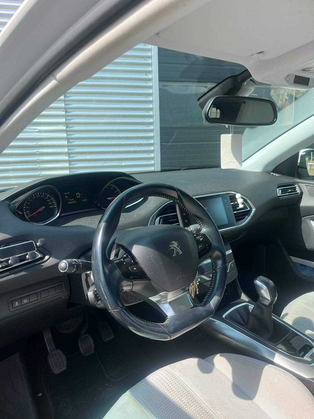 Peugeot 308 1.2E-THP 81/110 5-D 2017 Wit, Voorwielaandrijving, Stof, Beige, 1199 cc