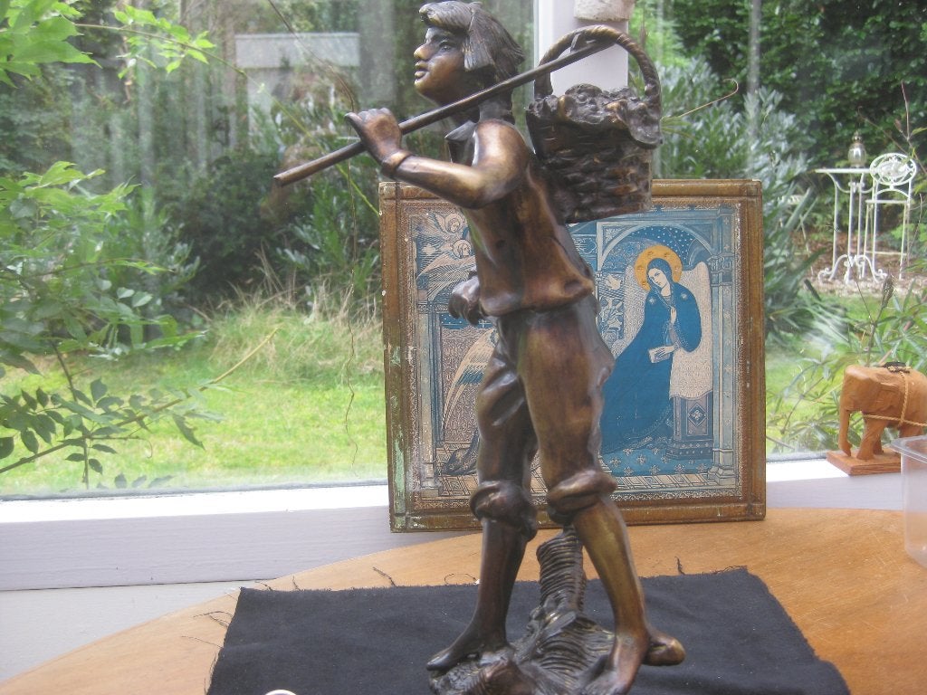Antiek bronzen beeld van jongen met mand, Ophalen of Verzenden, Brons
