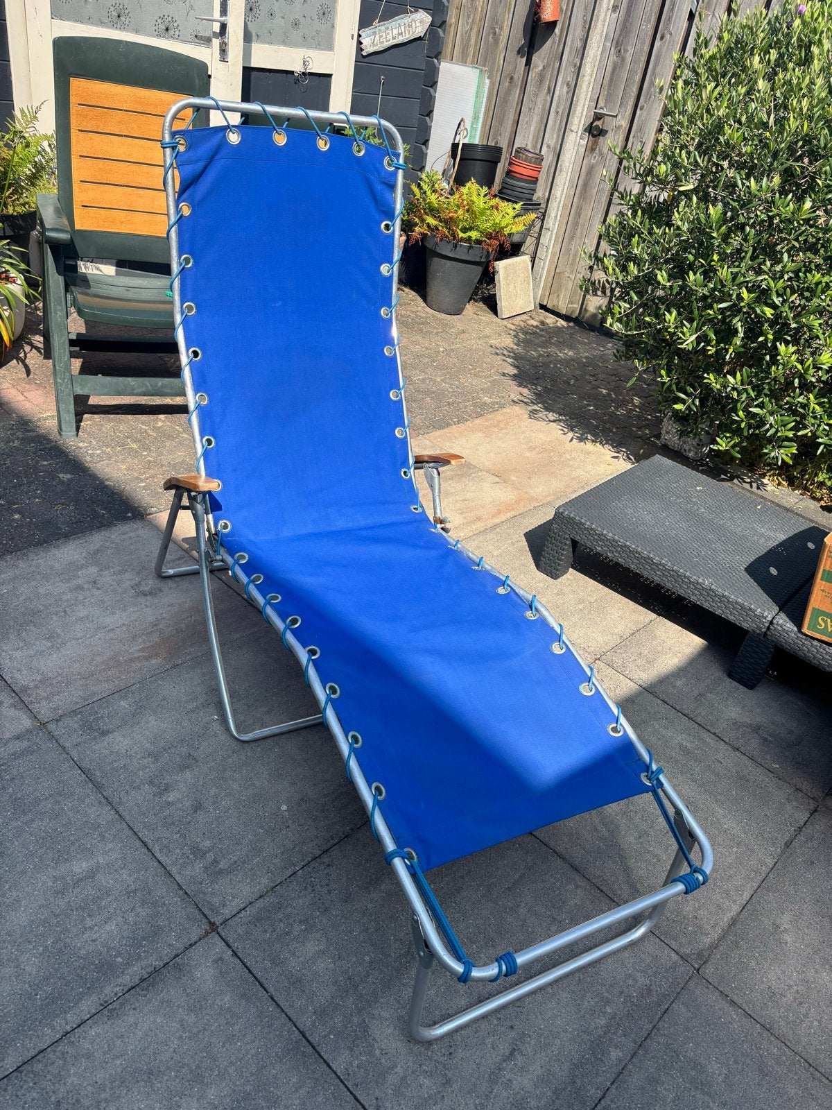Blauwe opvouwbare ligstoel met aluminium frame, Tuin en Terras, Ligbedden, Gebruikt, Aluminium, Inklapbaar, Ophalen